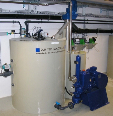 Réacteur de traitement des eaux avec dosage de floculant haut débit et pompe piston membrane